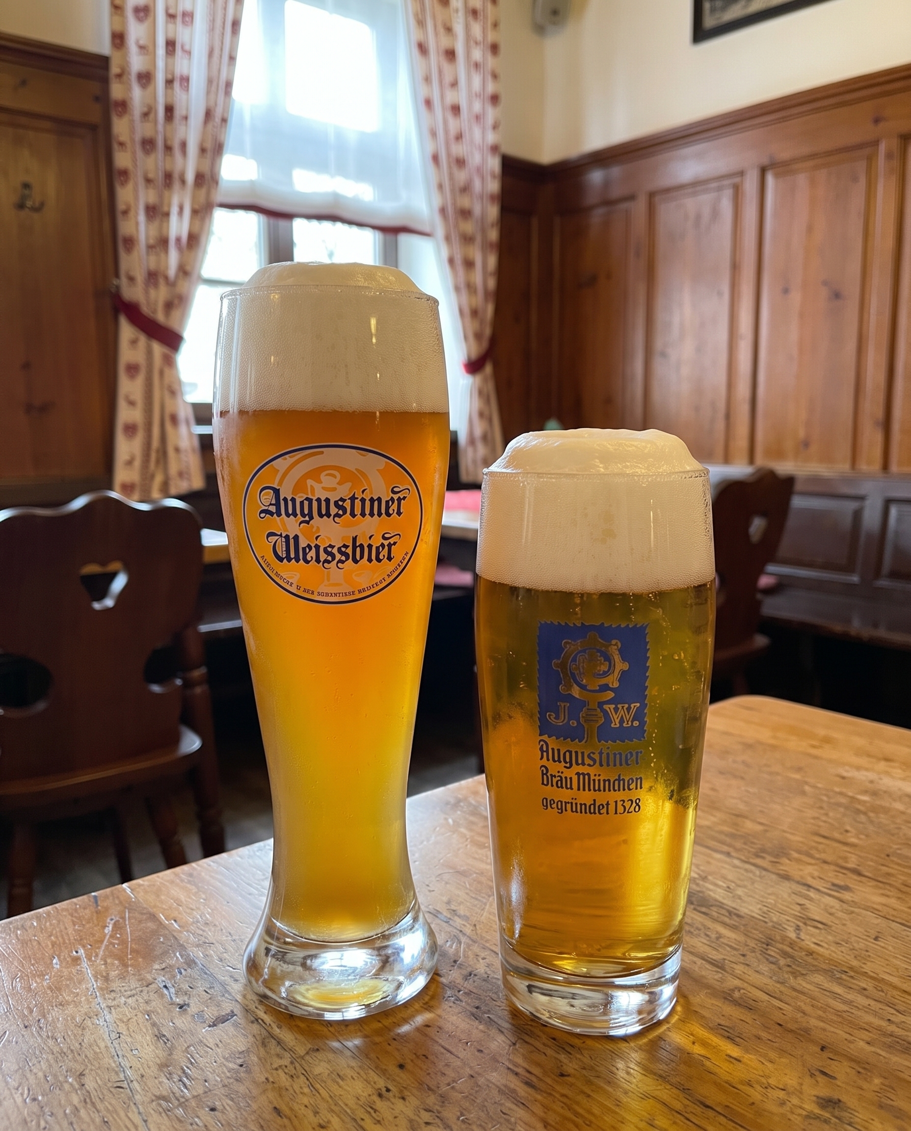 Zwei Augustiner Biere auf einem Tisch im Zieglerbräu.