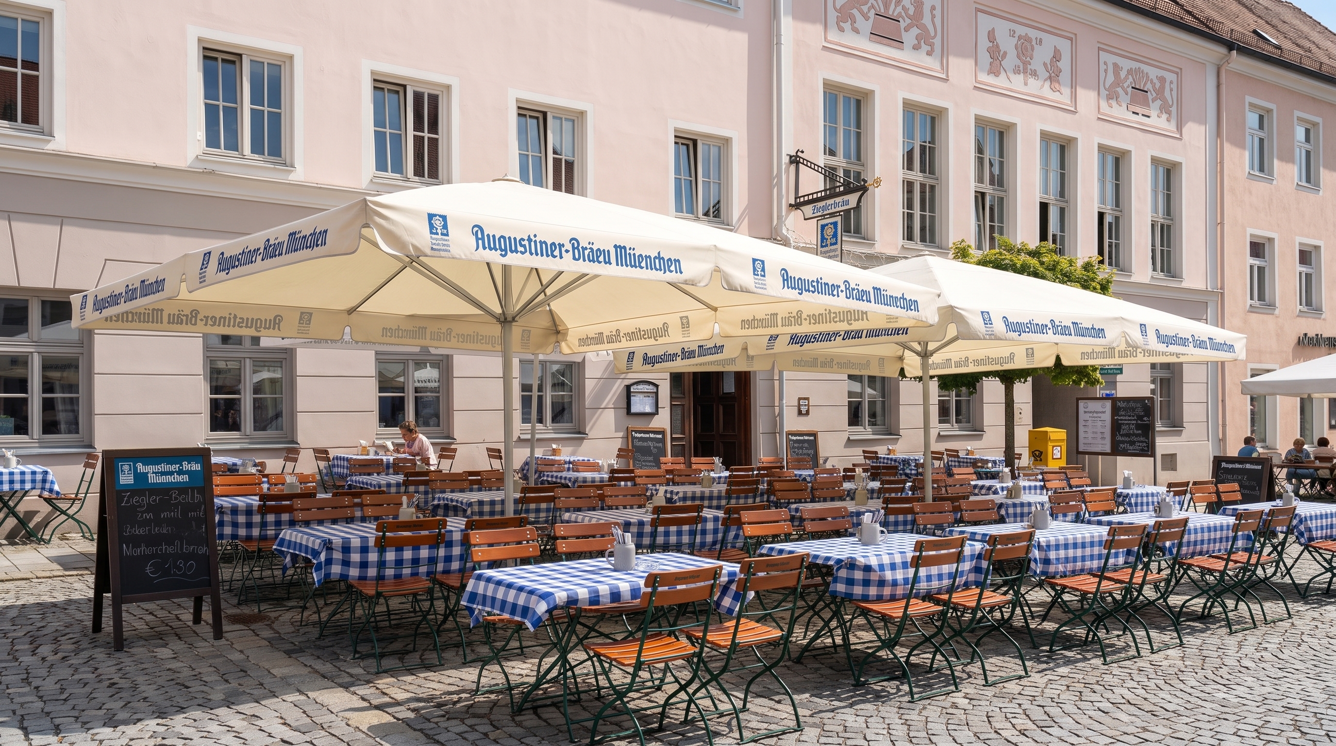 Außenbereich des Zieglerbräu am Friedberger Marienplatz mit Augustiner-Schirmen.